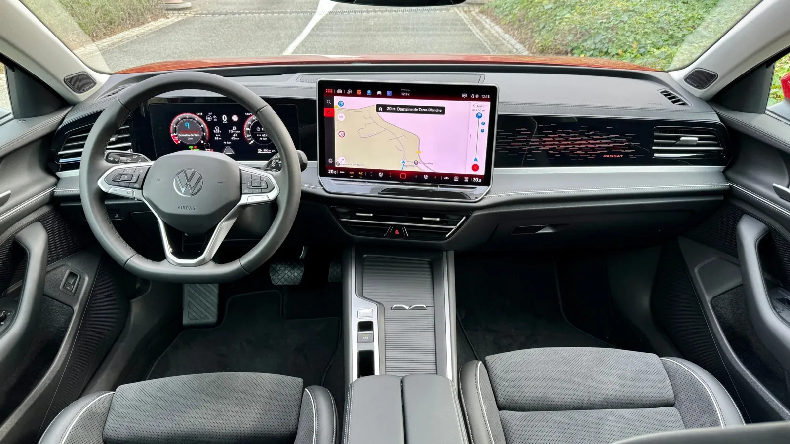 Den neuen 15-Zoll-Touchscreen liefert VW nur optional, serienmäßig im Passat ist ein 12,9-Zoll-Bildschirm.