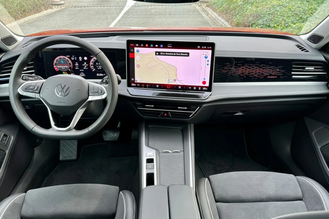 Den neuen 15-Zoll-Touchscreen liefert VW nur optional, serienmäßig im Passat ist ein 12,9-Zoll-Bildschirm.