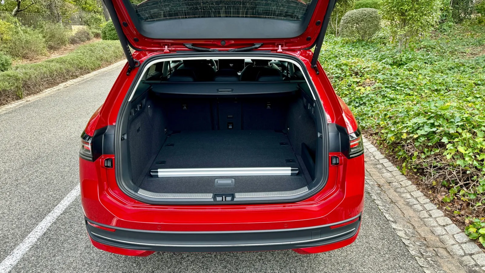 Klassische VW-Kombitugenden: Der Passat Variant ist einfach beladbar.