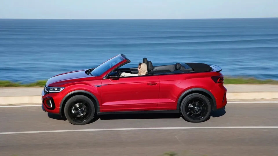 Sonne, Strand und mehr mit dem T-Roc Cabrio. Mit automobilen Dienstleistungen hat VW  gerade ein Rekordergebnis erzielt.