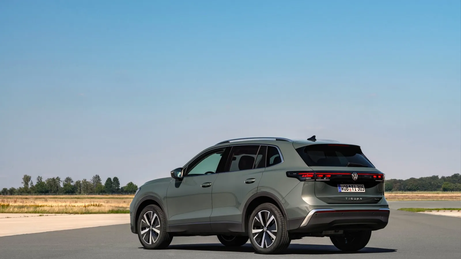 Auch dem Tiguan-Heck spendiert VW ein durchgehendes Leuchtenband.