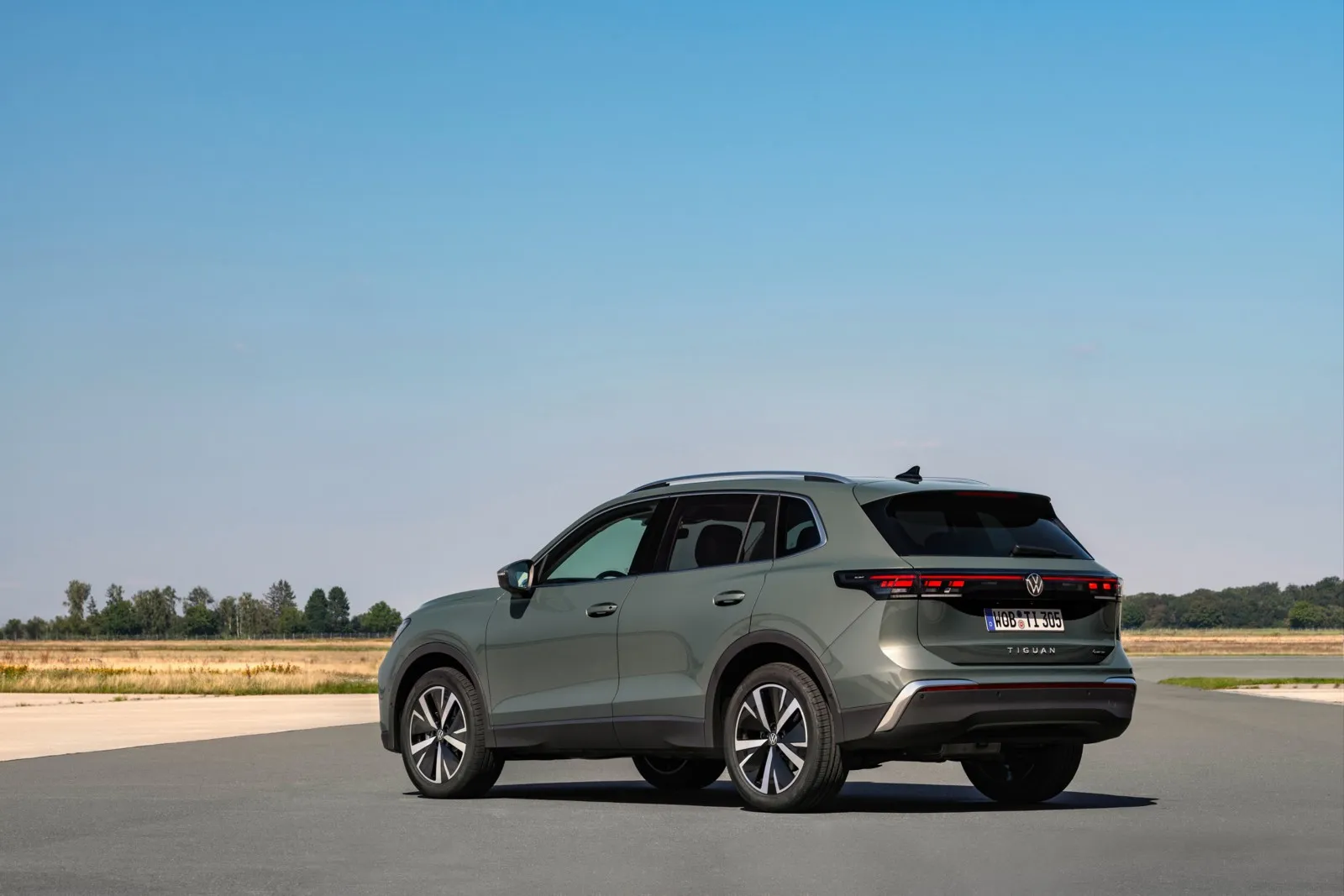 Auch dem Tiguan-Heck spendiert VW ein durchgehendes Leuchtenband.