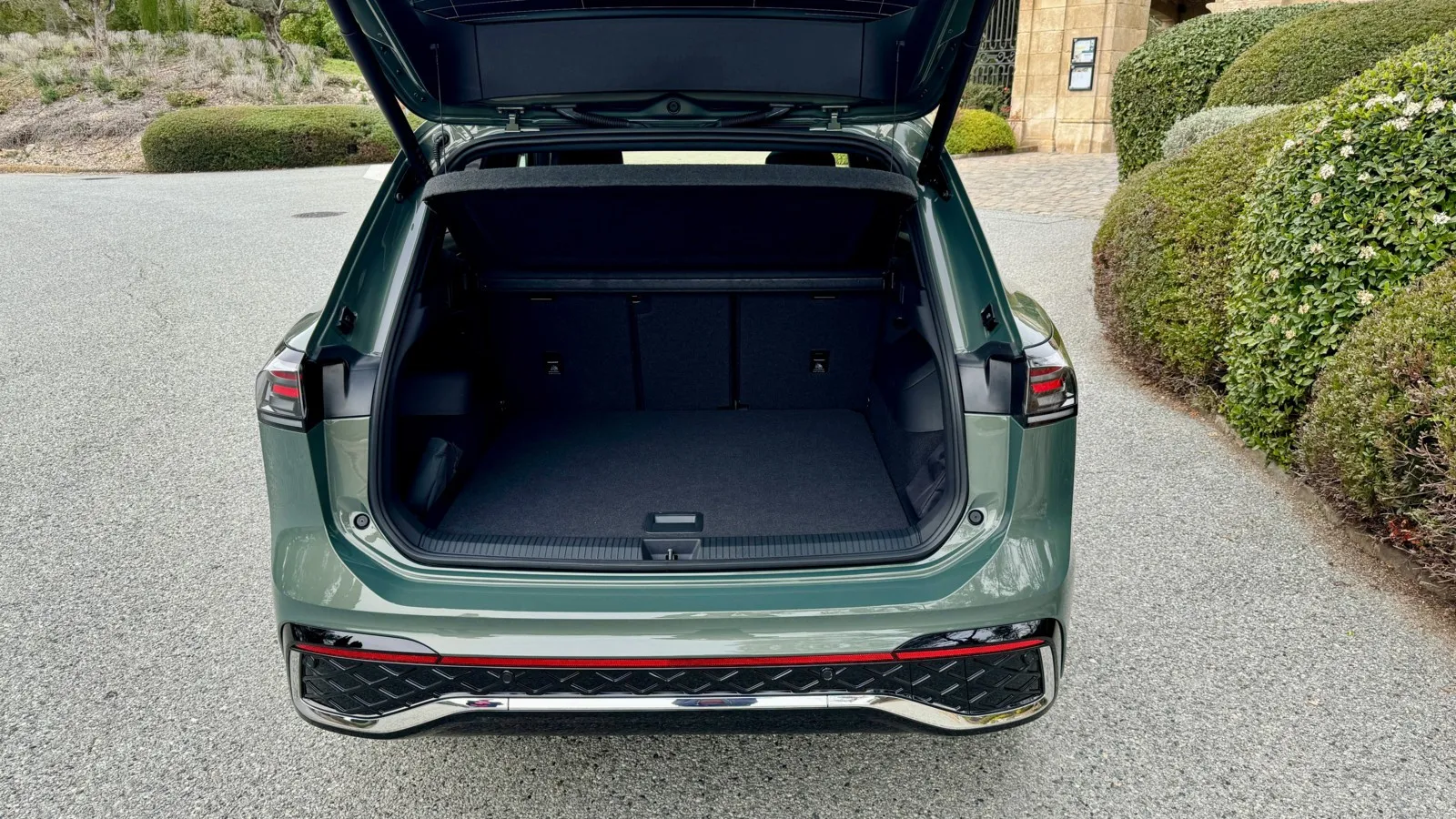 Das ist eine Ansage: 652 bis 1.650 Liter Gepäck fasst der Tiguan-Kofferraum, wenn ein Diesel, Mildhybrid-Benziner oder Benziner unter der Haube steckt.