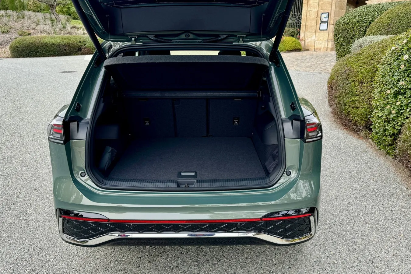 Das ist eine Ansage: 652 bis 1.650 Liter Gepäck fasst der Tiguan-Kofferraum, wenn ein Diesel, Mildhybrid-Benziner oder Benziner unter der Haube steckt.