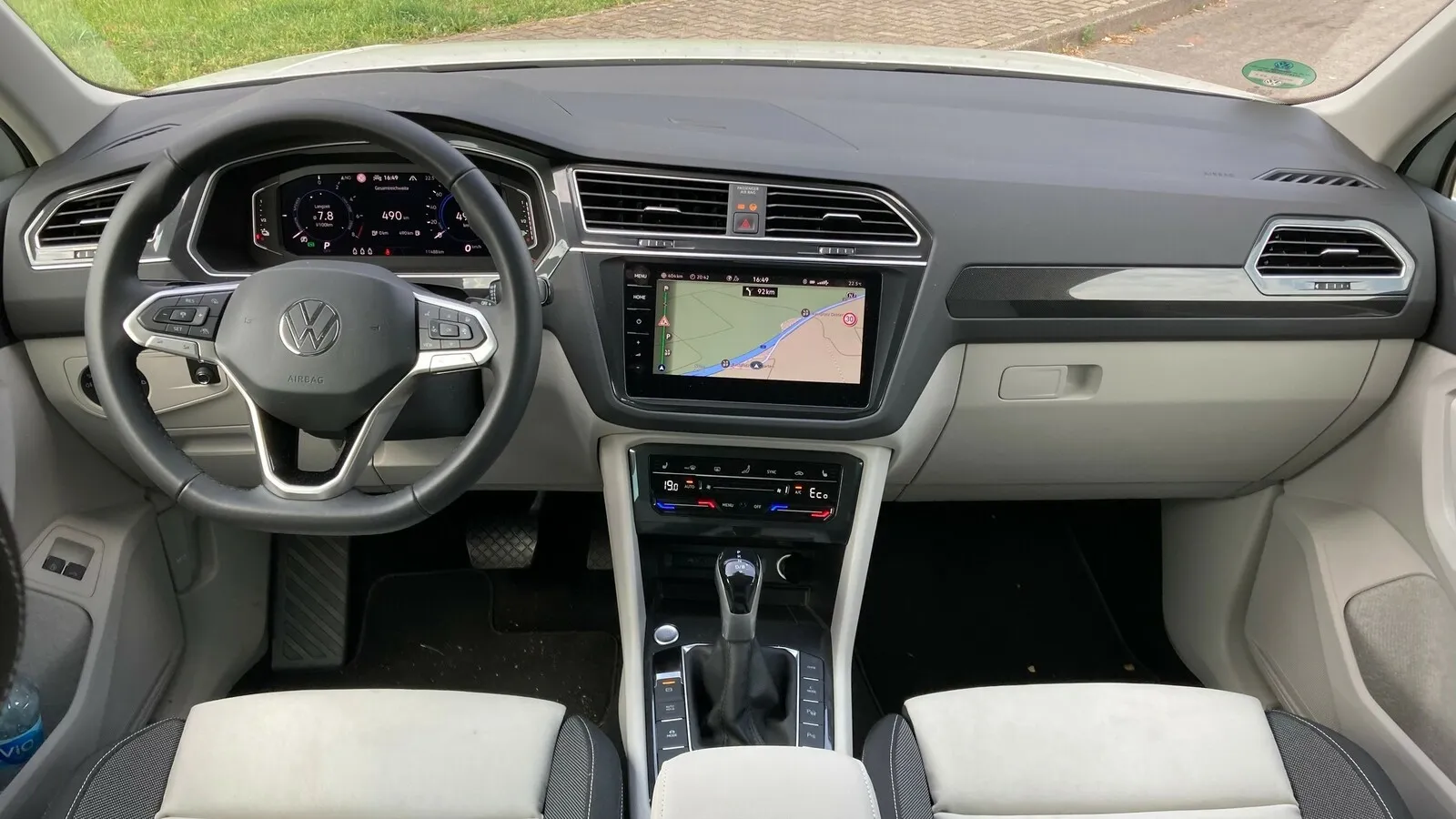 Das Tiguan-Cockpit präsentiert sich VW-typisch übersichtlich, 10-Zoll-Digitalinstrumente sind im eHybrid Serie.