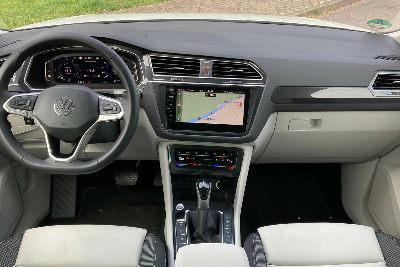 Das Tiguan-Cockpit präsentiert sich VW-typisch übersichtlich, 10-Zoll-Digitalinstrumente sind im eHybrid Serie.