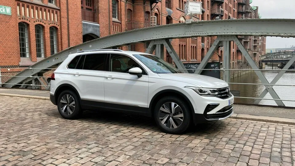 Seit 2020 bietet VW sein Kompakt-SUV Tiguan auch als Plug-in-Hybrid an. bfp FUHRPARK & MANAGEMENT hat den Wolfsburger getestet.