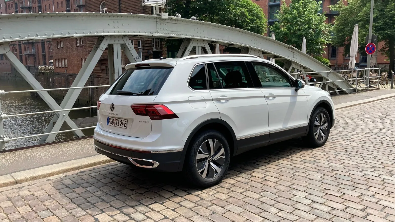 Während die Tiguan-Front nun schwungvoller daherkommt, hat sich am Heck-Design kaum etwas verändert.