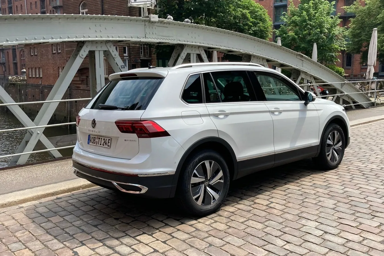 Während die Tiguan-Front nun schwungvoller daherkommt, hat sich am Heck-Design kaum etwas verändert.
