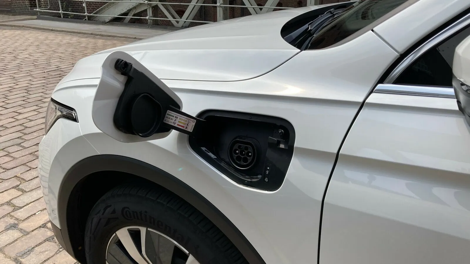Geladen wird der Tiguan eHybrid vorne links – mit maximal 3,6 kW Ladeleistung.