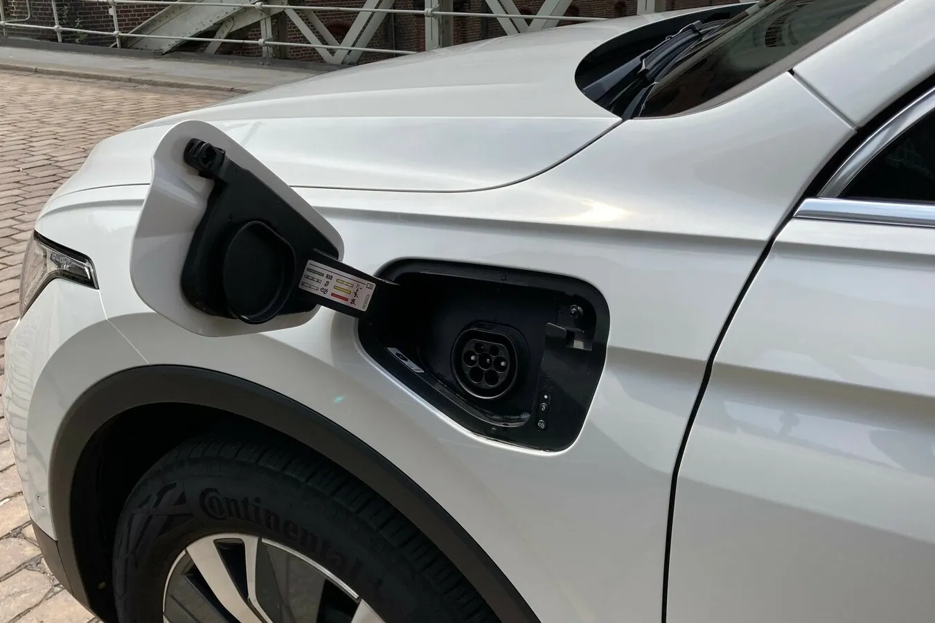 Geladen wird der Tiguan eHybrid vorne links – mit maximal 3,6 kW Ladeleistung.