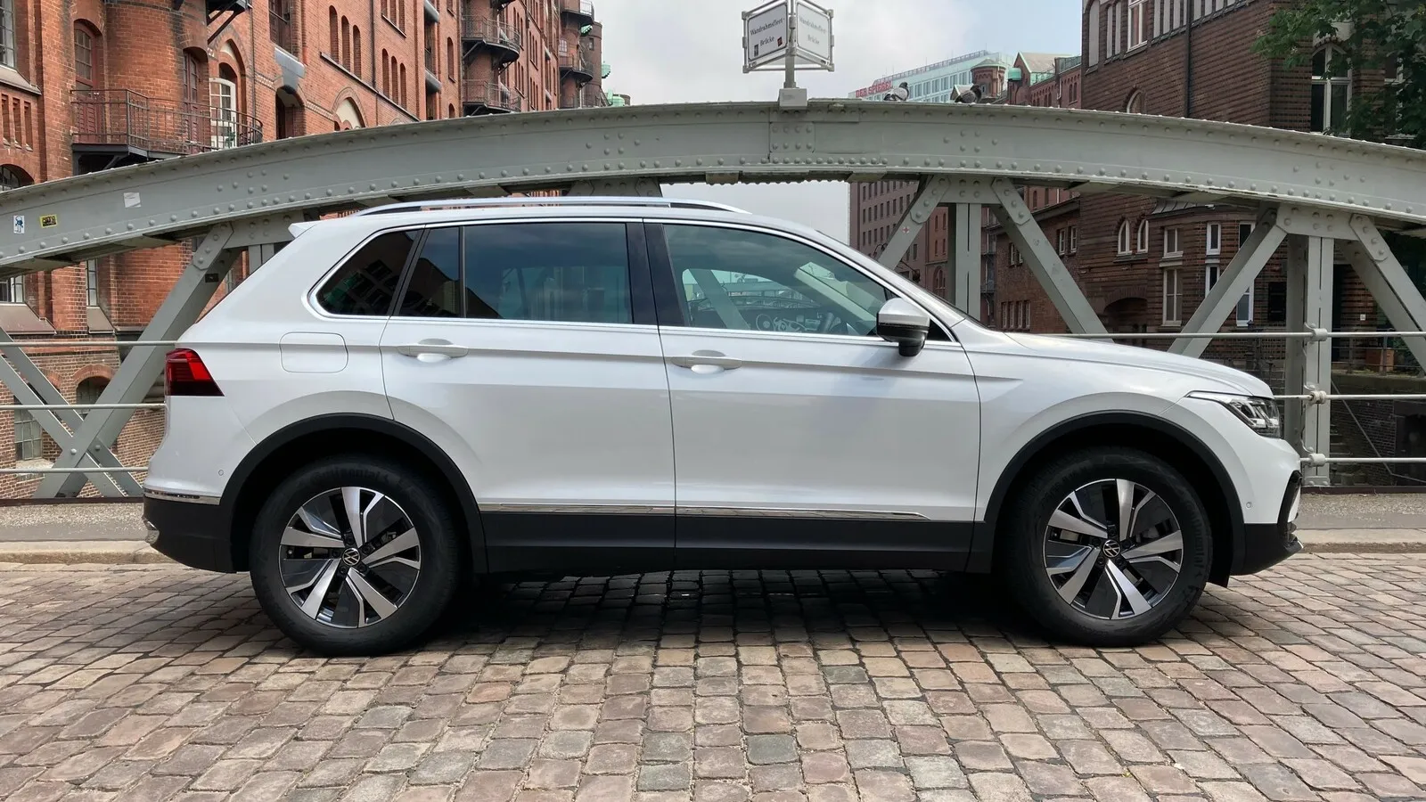 Bekannte Tiguan-Seitenlinie auch nach dem Facelift.