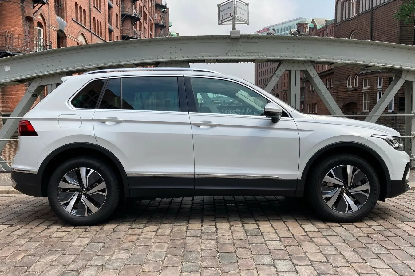 Bekannte Tiguan-Seitenlinie auch nach dem Facelift.