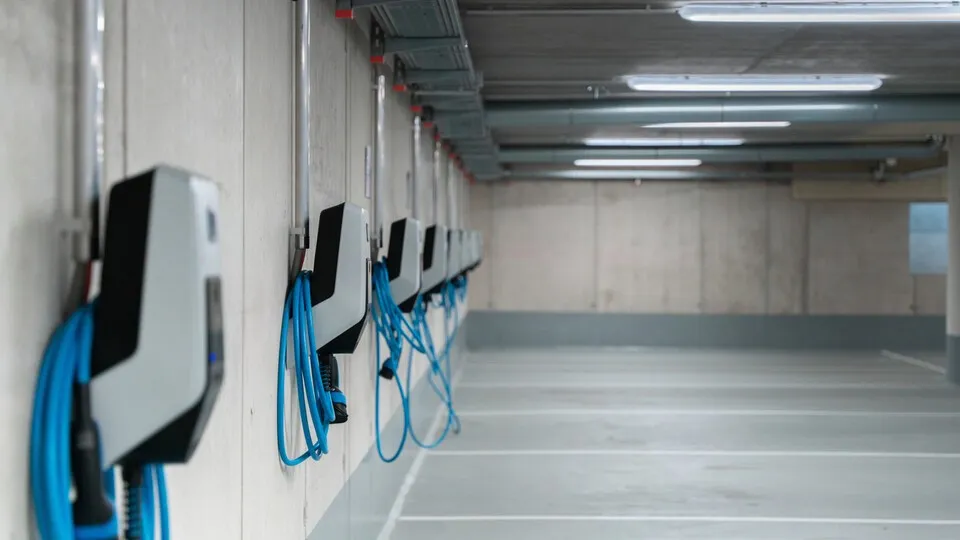 Neue Regeln der Bundesnetzagentur sollen es erleichtern, Strom aus E-Autos ins öffentliche Netz zurückzuspeisen.