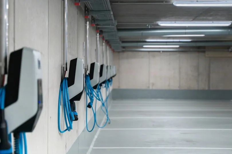 Neue Regeln der Bundesnetzagentur sollen es erleichtern, Strom aus E-Autos ins öffentliche Netz zurückzuspeisen.