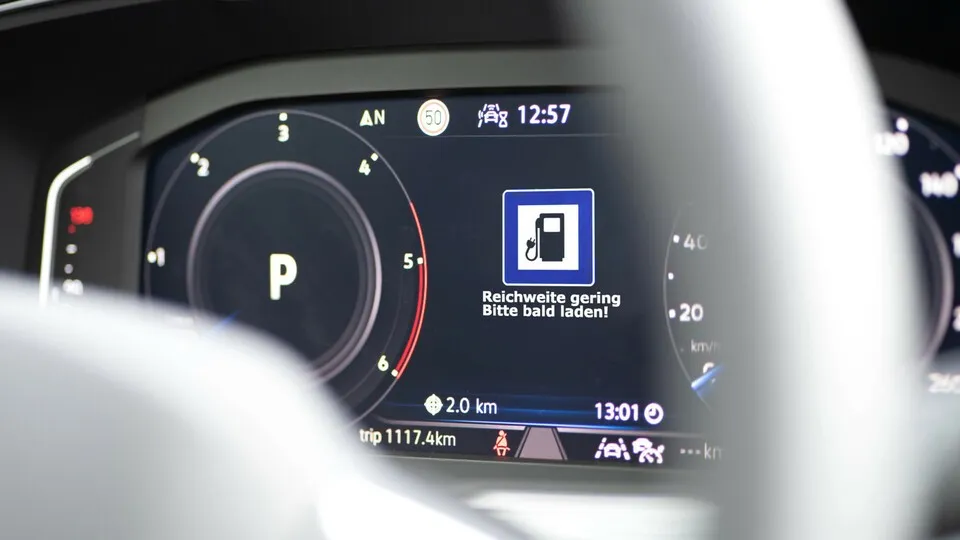 Elektroautos warnen die Fahrerinnen und Fahrer, sobald der Akkustand der Batterie zu niedrig wird. Nur wann sie warnen, ist vom Modell abhängig.