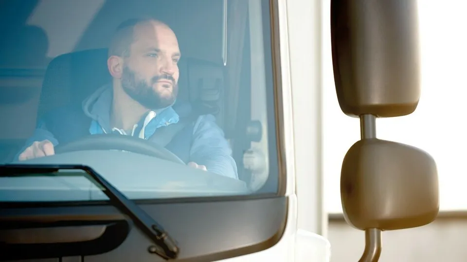 Mit Telematik bleibt der Kraftstoffverbrauch im Blick. Das wiederum hat oft direkte Auswirkungen auf das Fahrverhalten der Mitarbeiter.