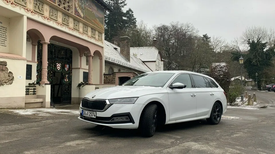 Dieser Skoda ist ein Auto fast ohne Schwächen. Der positive Gesamteindruck beginnt schon beim Design, das durch seine Zeitlosigkeit beeindruckt