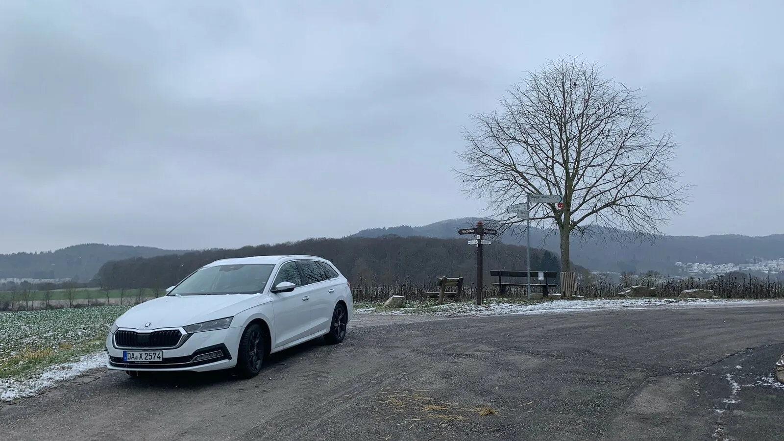 Dieser Skoda ist ein Auto fast ohne Schwächen. Der positive Gesamteindruck beginnt schon beim Design, das durch seine Zeitlosigkeit beeindruckt