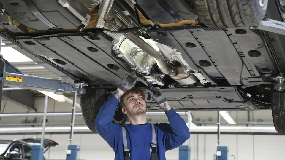 Immer wieder müssen Autos zurück in die Werkstatt. Laut dem KBA gab es 2024 wieder mehr Fahrzeugrückrufe als im Jahr 2023.