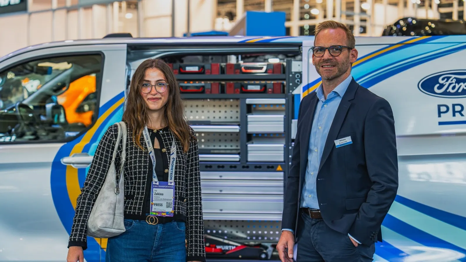 Ford Pro Direktor Wilhelm Buchmüller spricht auf der IAA Transportation über digitale Lösungen für Fuhrparks und den neuen Transit City. Links: Ina Zukina.