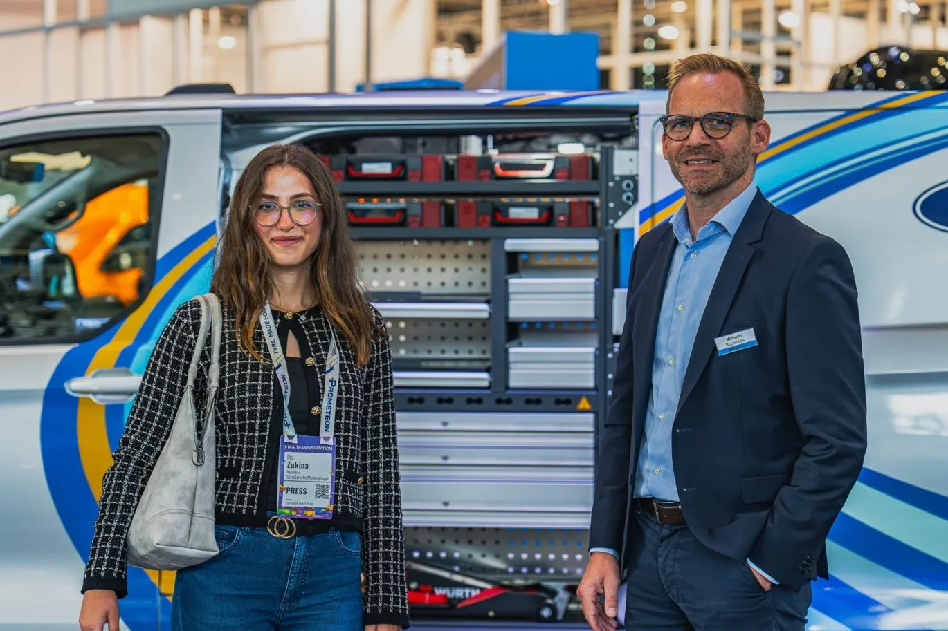 Ford Pro Direktor Wilhelm Buchmüller spricht auf der IAA Transportation über digitale Lösungen für Fuhrparks und den neuen Transit City. Links: Ina Zukina.