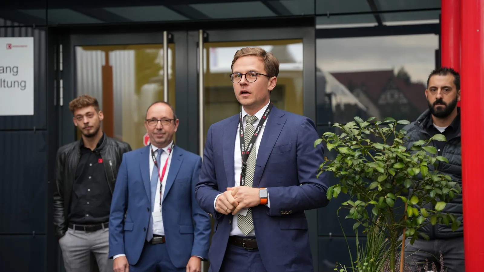 Christian Würth, Geschäftsführer der Würth-Tochter Dringenberg, begrüßte die Gäste zur Führung durch die Produktion.