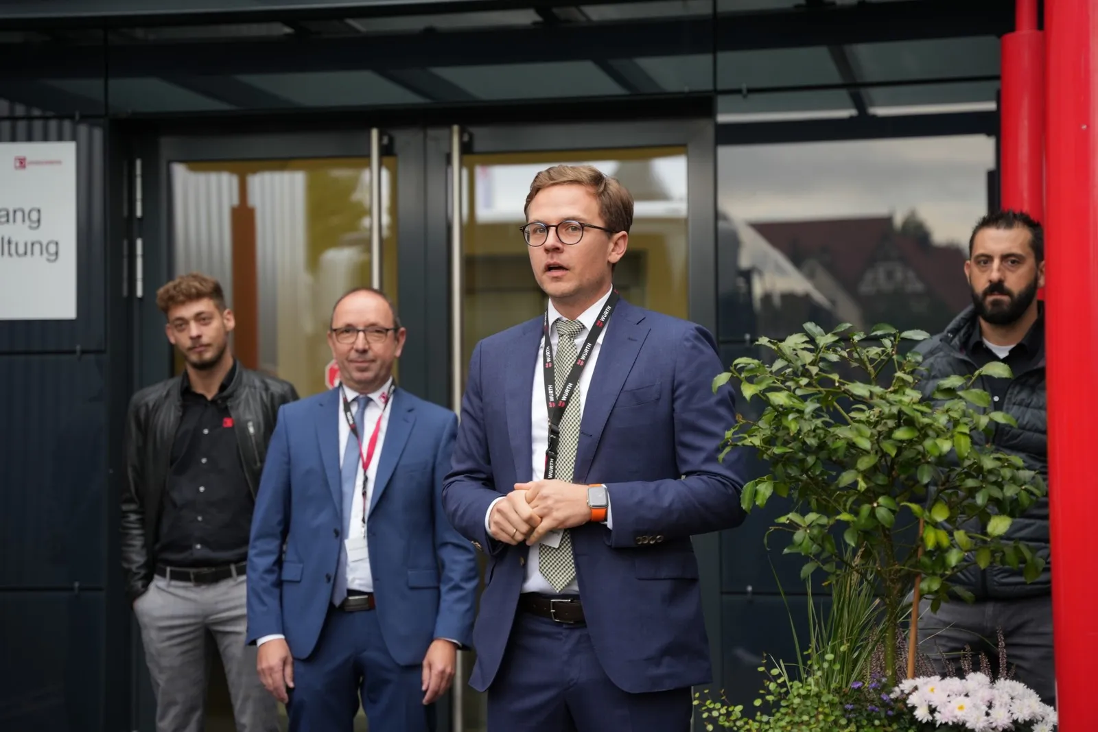 Christian Würth, Geschäftsführer der Würth-Tochter Dringenberg, begrüßte die Gäste zur Führung durch die Produktion.
