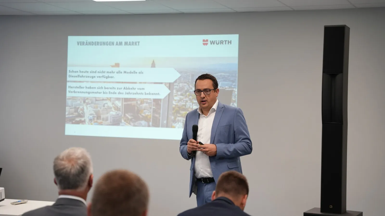 Würth-Fuhrparkleiter Alexander Volpp erläuterte die Elektrifizierungsstrategie der Unternehmensflotte.
