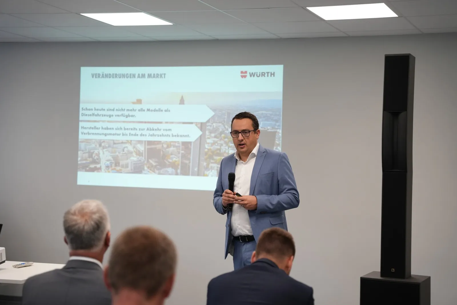 Würth-Fuhrparkleiter Alexander Volpp erläuterte die Elektrifizierungsstrategie der Unternehmensflotte.