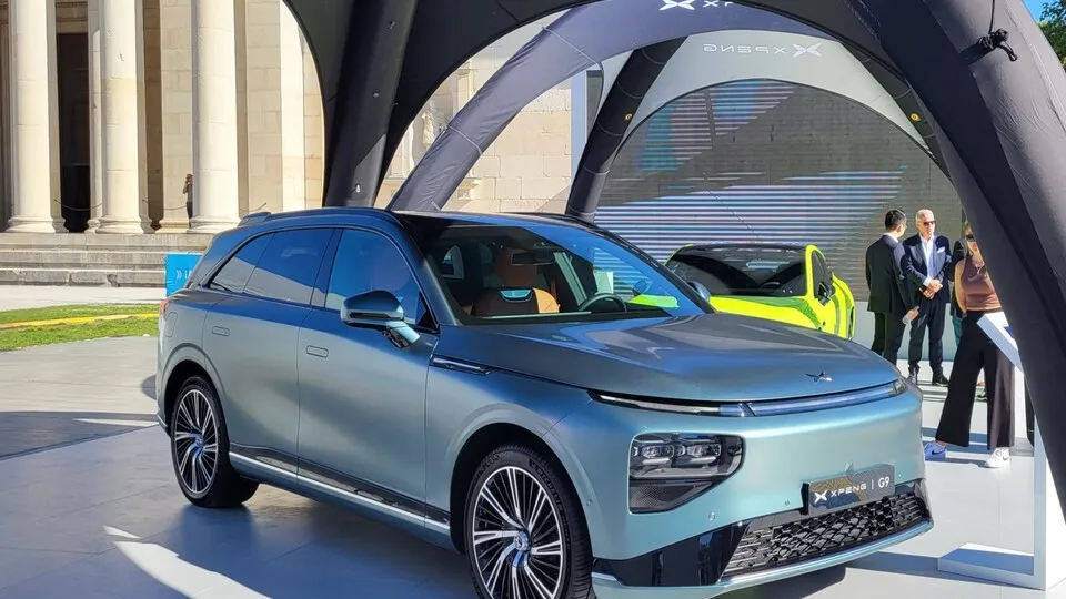 Xpeng konkretisiert seine Pläne für den Marktstart in Deutschland und stellt den E-SUV G9 sowie die Limousine P7 vor.