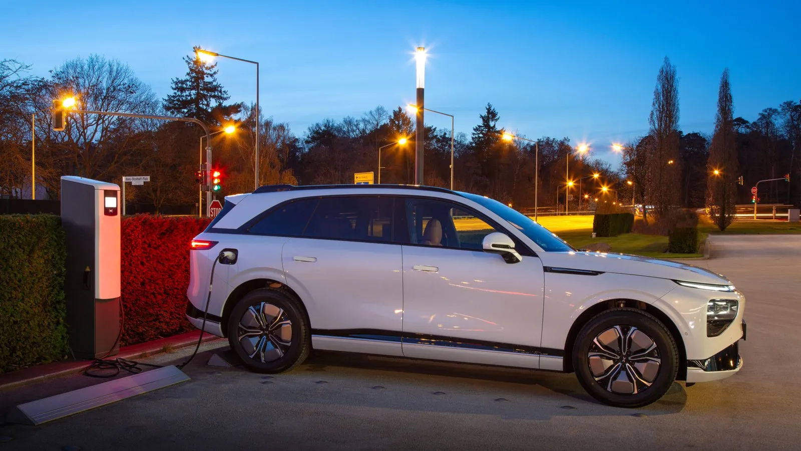 An der AC-Ladesäule lädt die Batterie über den On-Board-Charger mit 11 kW. Am DC-HPC-Lader gehen sogar bis zu 300 kW.