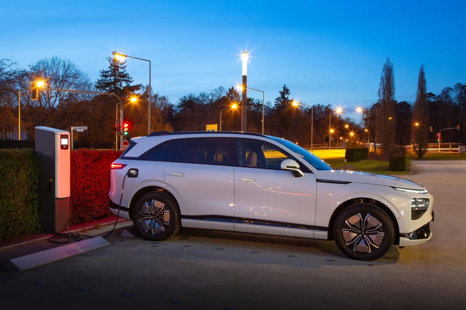 An der AC-Ladesäule lädt die Batterie über den On-Board-Charger mit 11 kW. Am DC-HPC-Lader gehen sogar bis zu 300 kW.