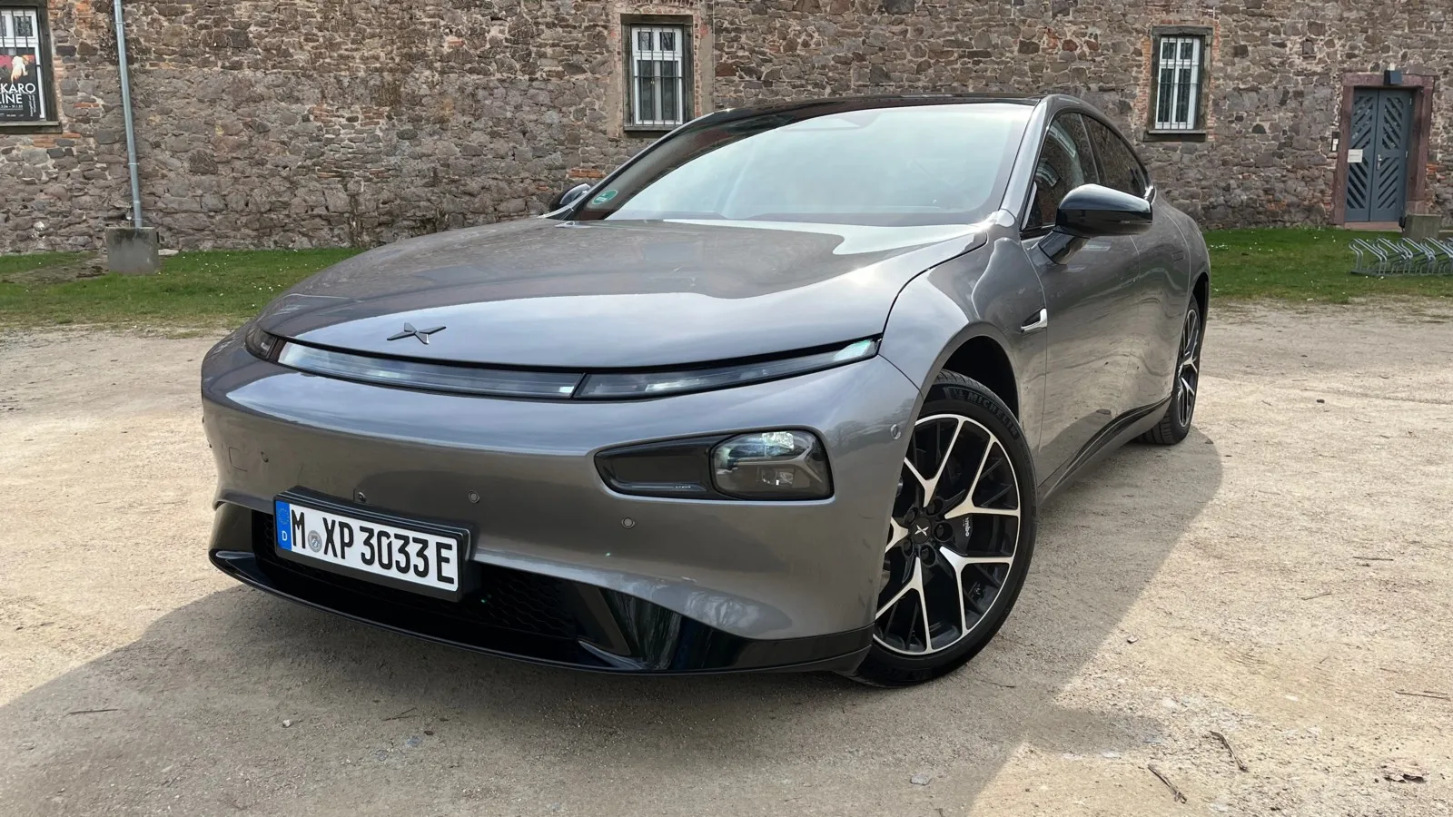 Frontansicht der Limousine: Der Xpeng P7 wirkt mit seinem Lichtband breit und tief.