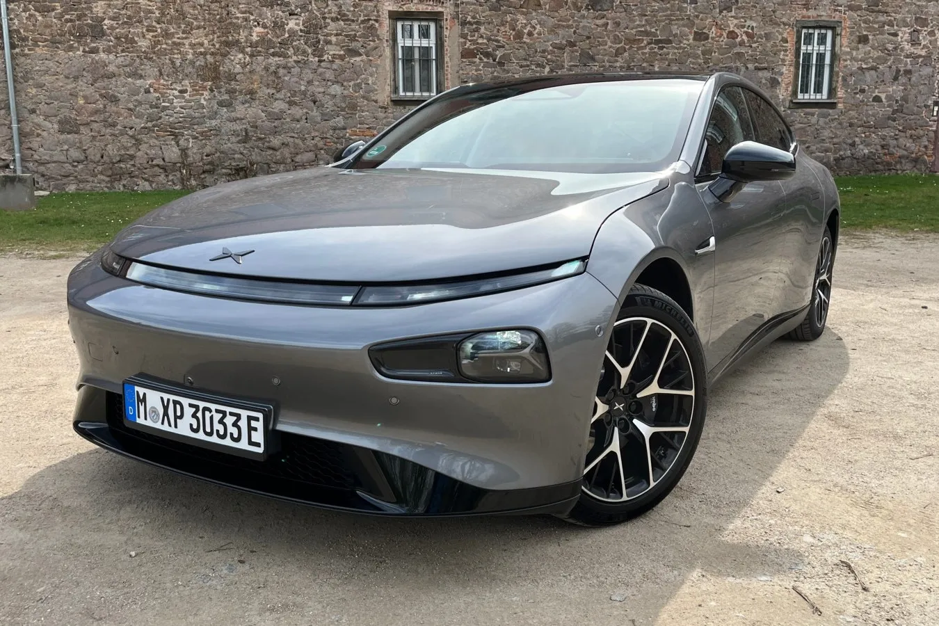 Frontansicht der Limousine: Der Xpeng P7 wirkt mit seinem Lichtband breit und tief.