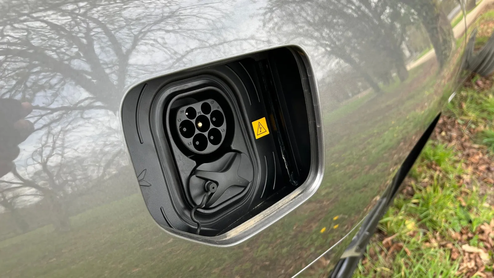 Die Ladeklappe öffnet elektrisch und fährt nach innen hoch. Dahinter kommt der CCS-Combo-Anschluss zum Vorschein.