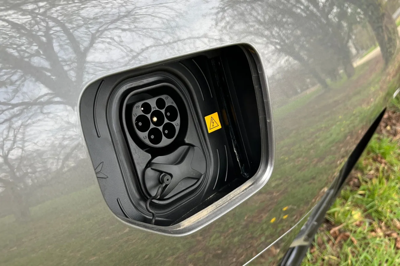 Die Ladeklappe öffnet elektrisch und fährt nach innen hoch. Dahinter kommt der CCS-Combo-Anschluss zum Vorschein.