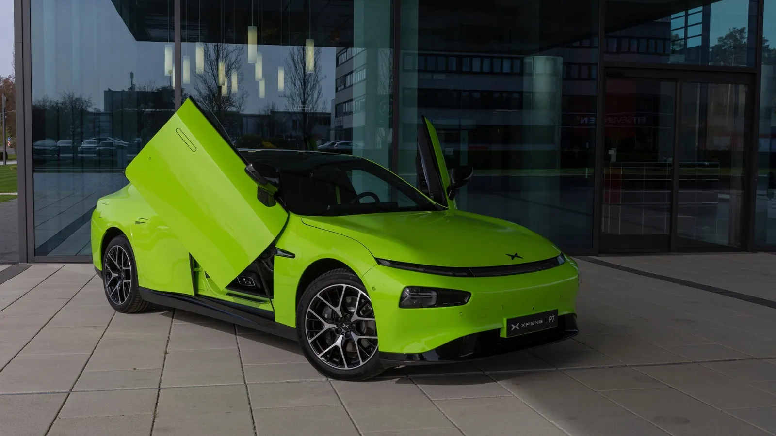 Extravagant ist der Xpeng P7 auch als Wing Edition mit Schmetterlingstüren zu haben. Für einen Aufpreis von 11.000 Euro (brutto).