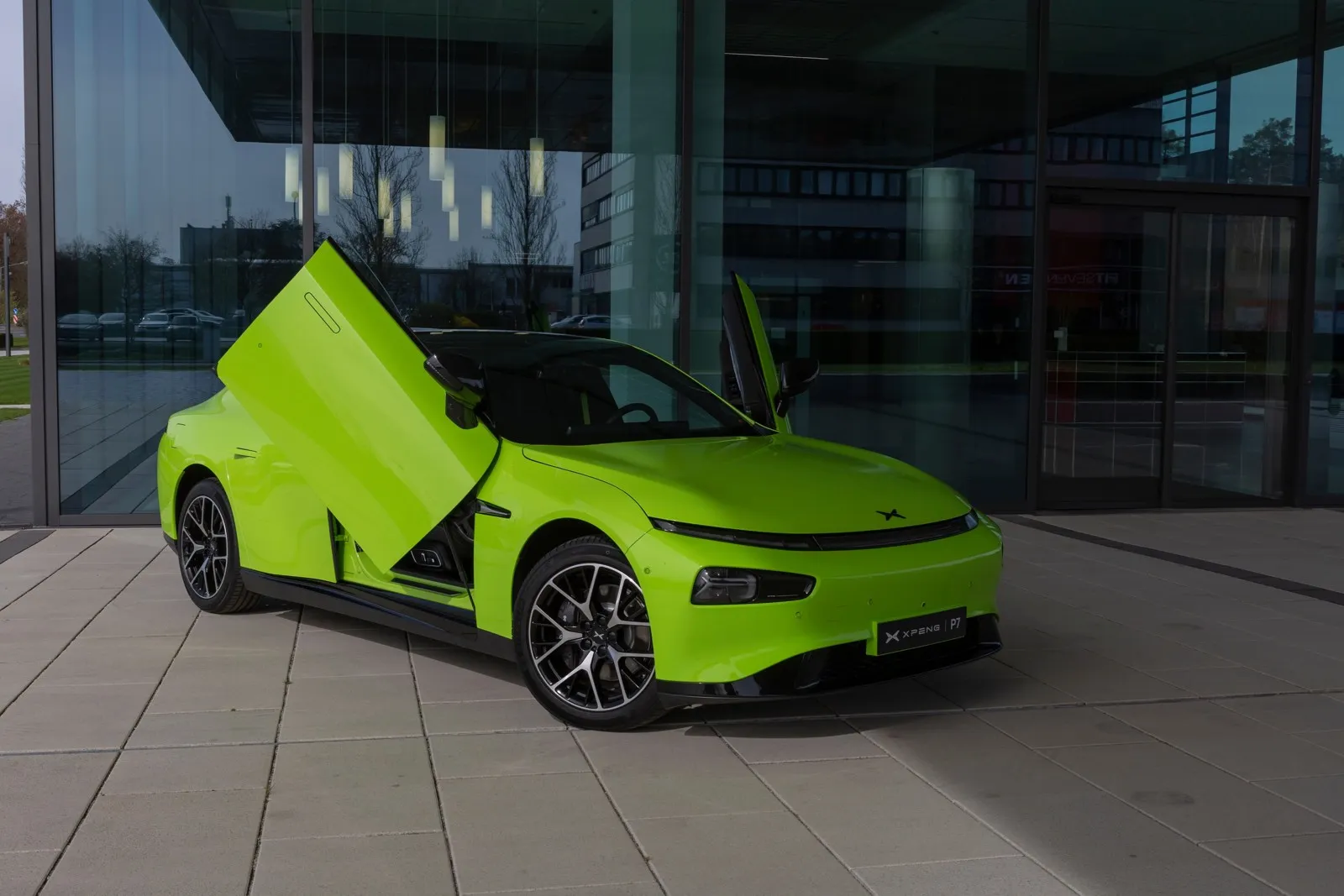 Extravagant ist der Xpeng P7 auch als Wing Edition mit Schmetterlingstüren zu haben. Für einen Aufpreis von 11.000 Euro (brutto).